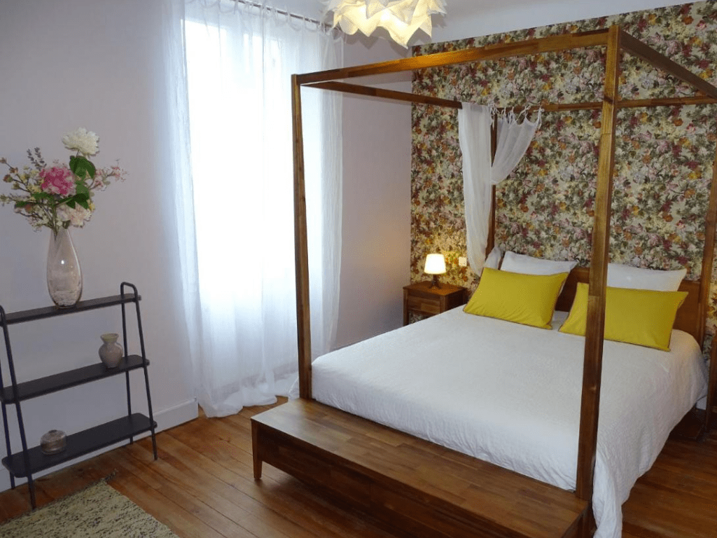 room with four poster bed