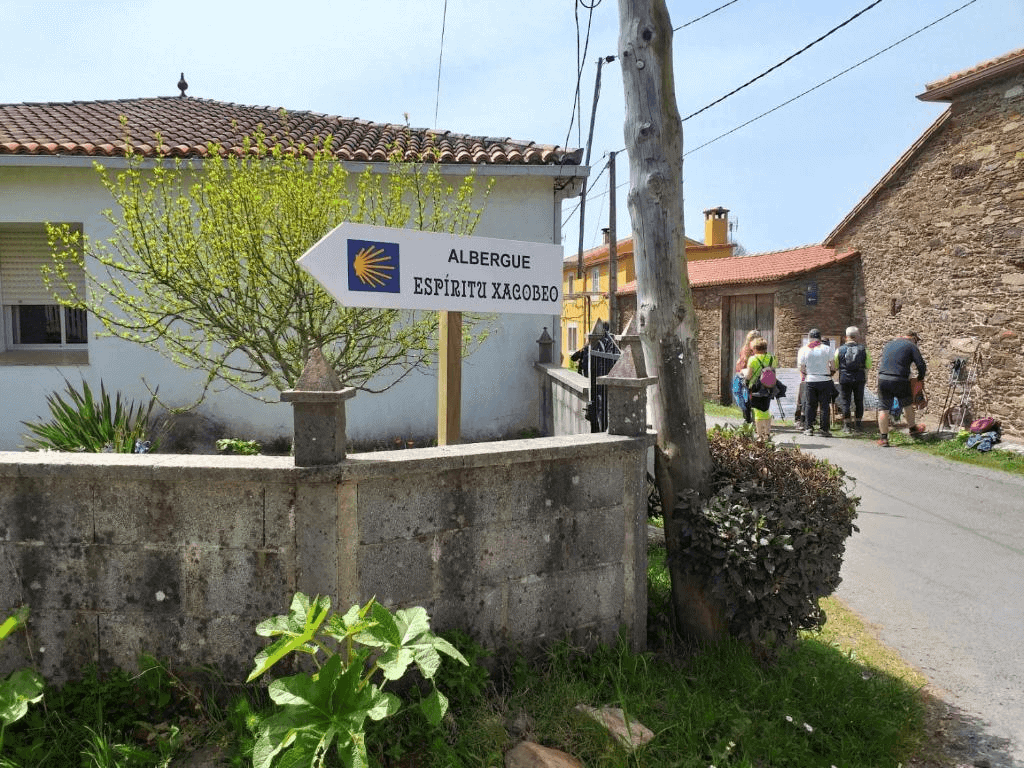 Sign pointing to Albergue Espiritu Xacobeo