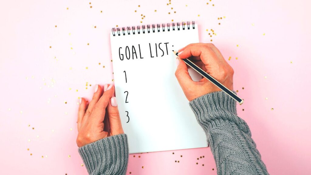 Close-up of a notepad with space to write goals for learning Spanish, emphasizing the importance of setting objectives in language acquisition
